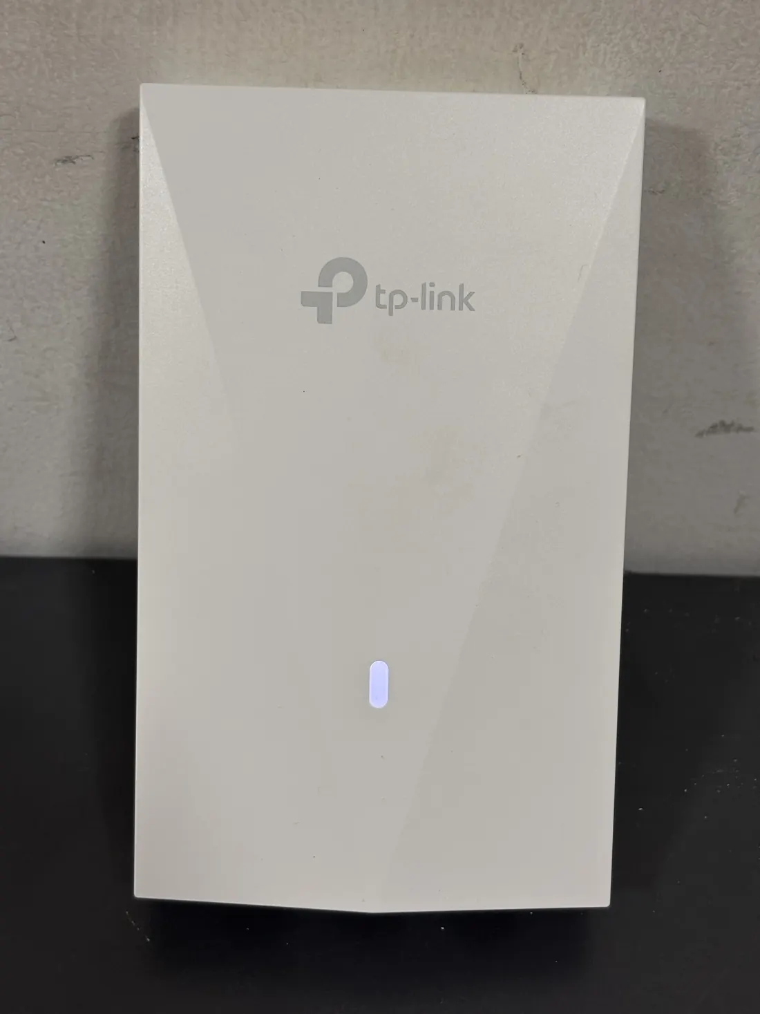 Access point de pared TP-Link con su luz encendida