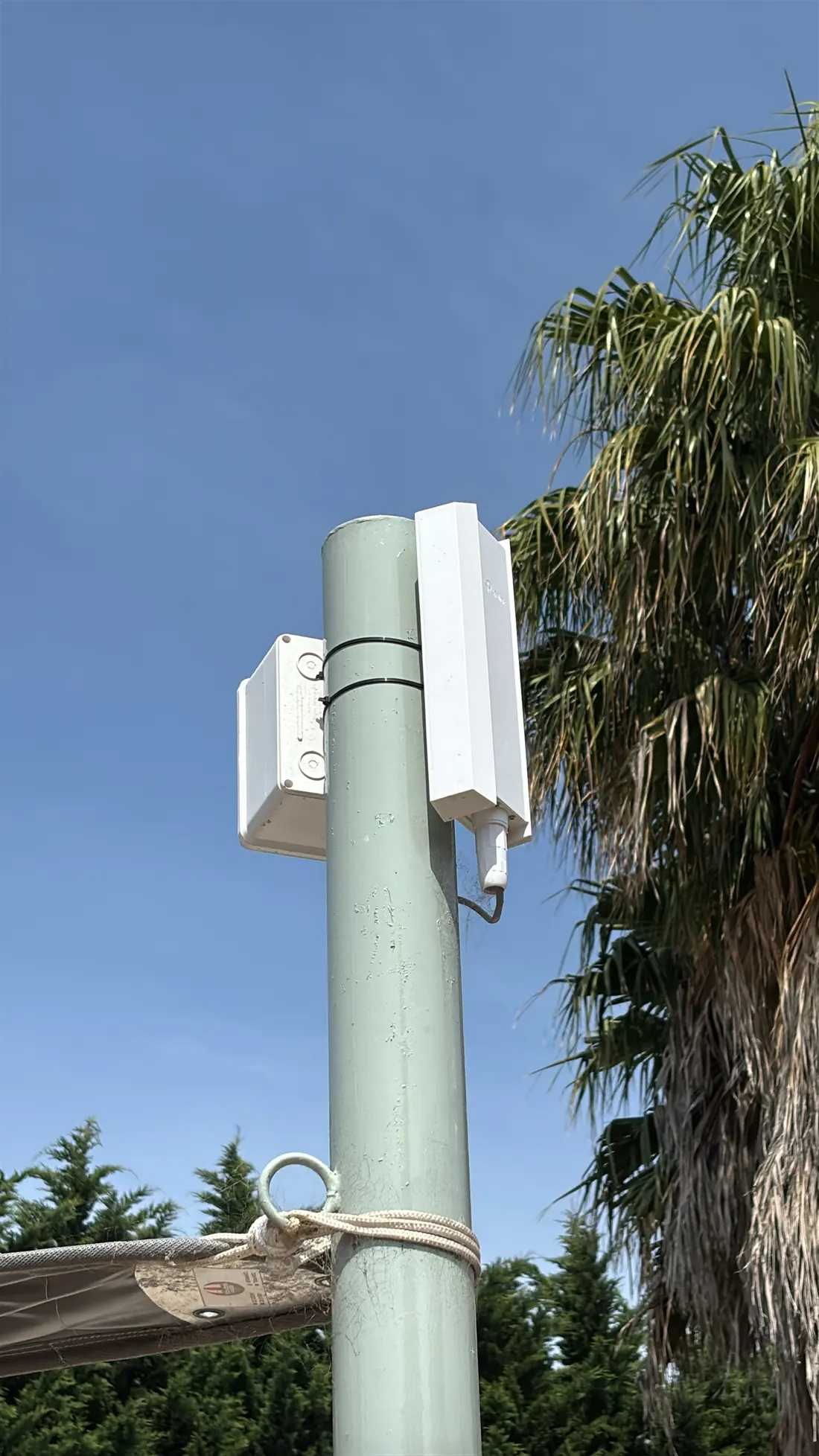 Access point exterior sujeto a un poste con precintos