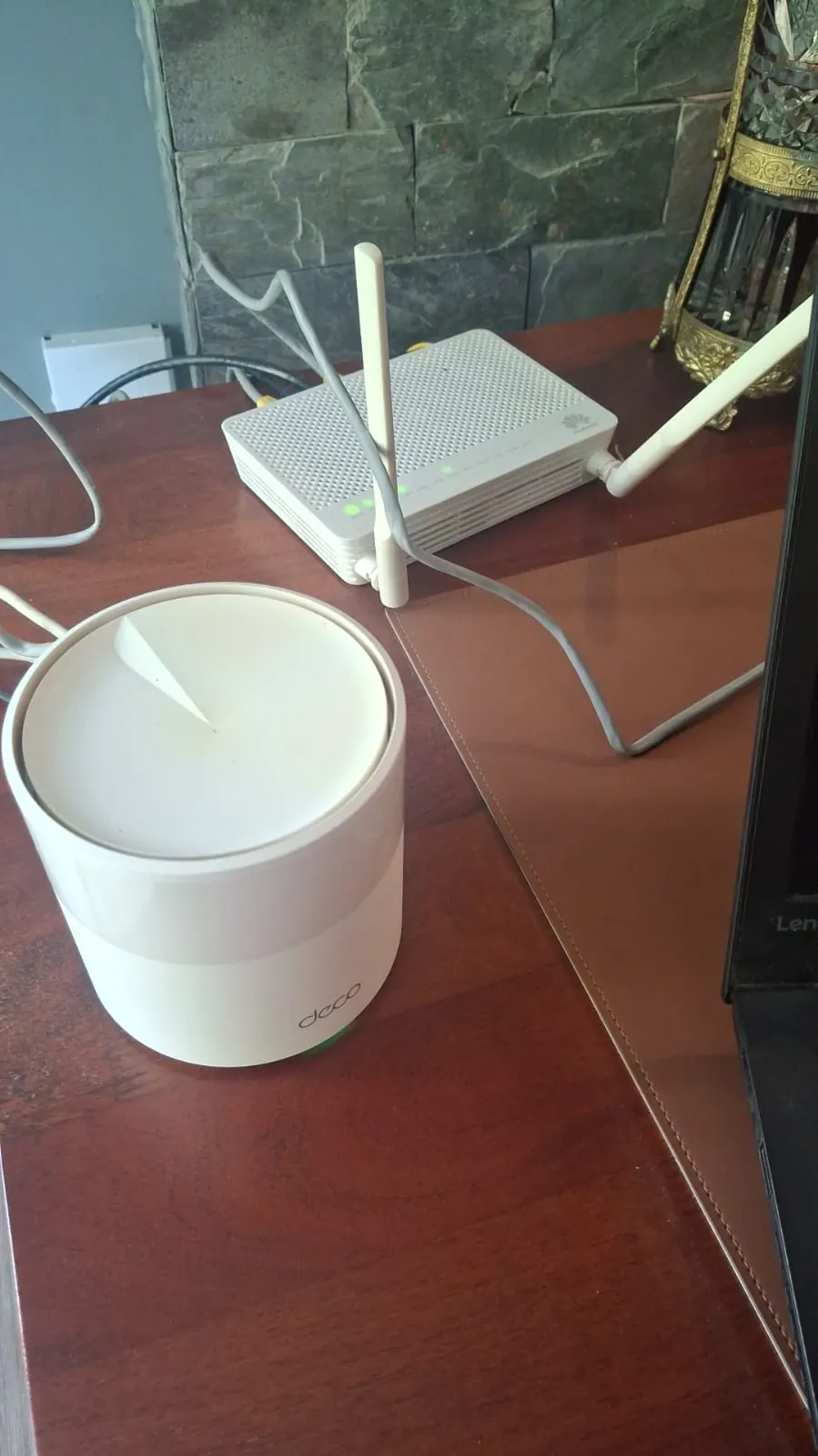 Nodo Deco de TP-Link junto al equipo del proveedor de internet
