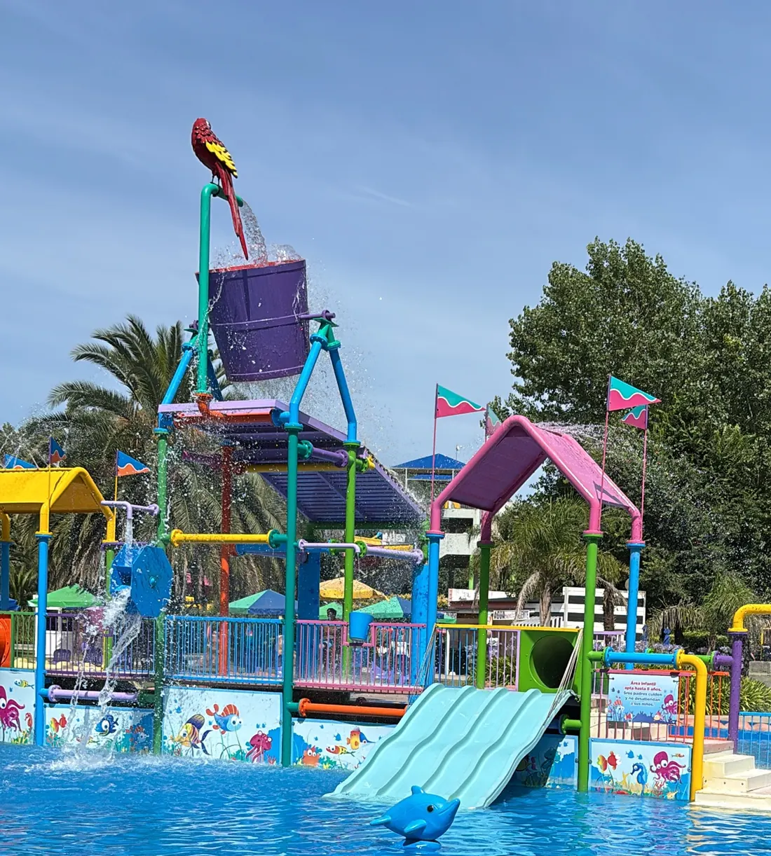 Sector infantil de un parque acuático con toboganes y pileta