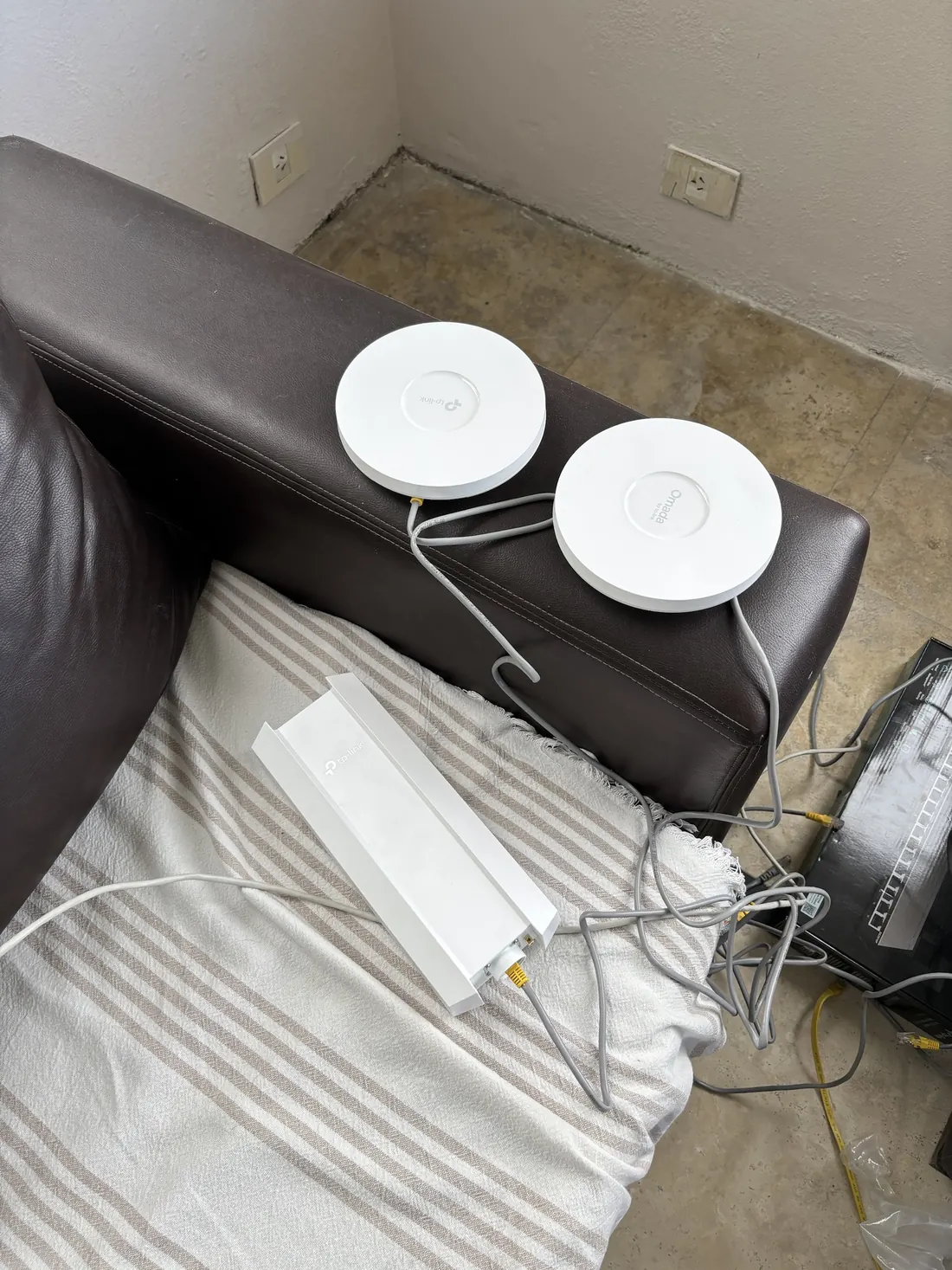 Dos access points Omada, un access point exterior y un switch conectados para probar antes de instalar