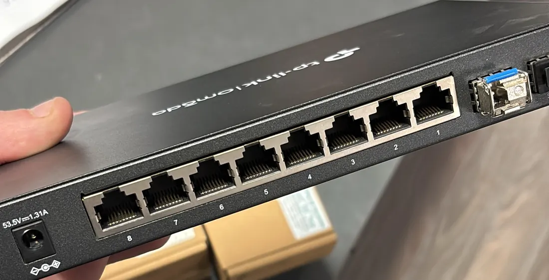 Switch Omada de TP-Link con puertos Ethernet y un módulo de fibra SFP